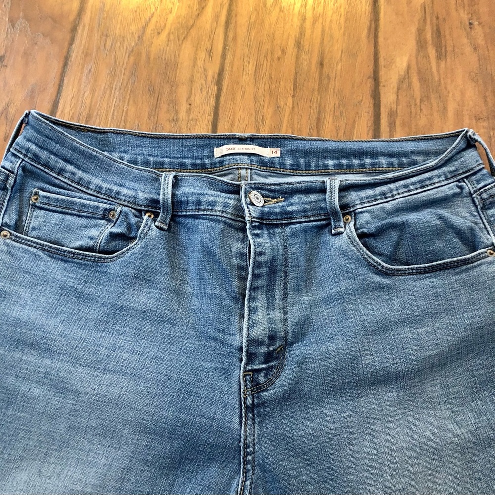 Women’s Levi's Classic Blue 505 Straight Jeans Faded Denim with Stretch